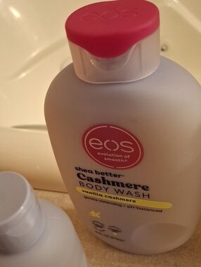 eos Shea Better Cashmere Body Wash & Body Oil Set (Vanilla Cashmere)